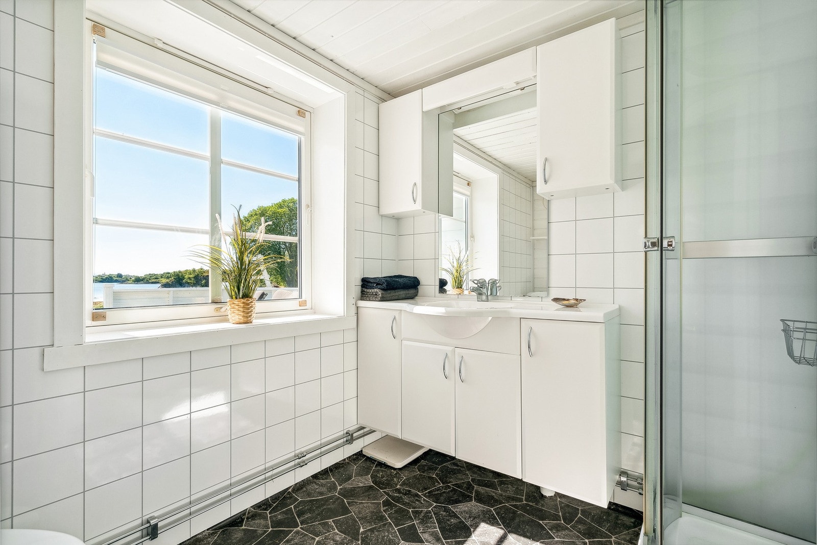 Baderom med det du trenger for å starte dagen - Nyt usjenert utsikt mot vågen nedenfor. Galleribilde