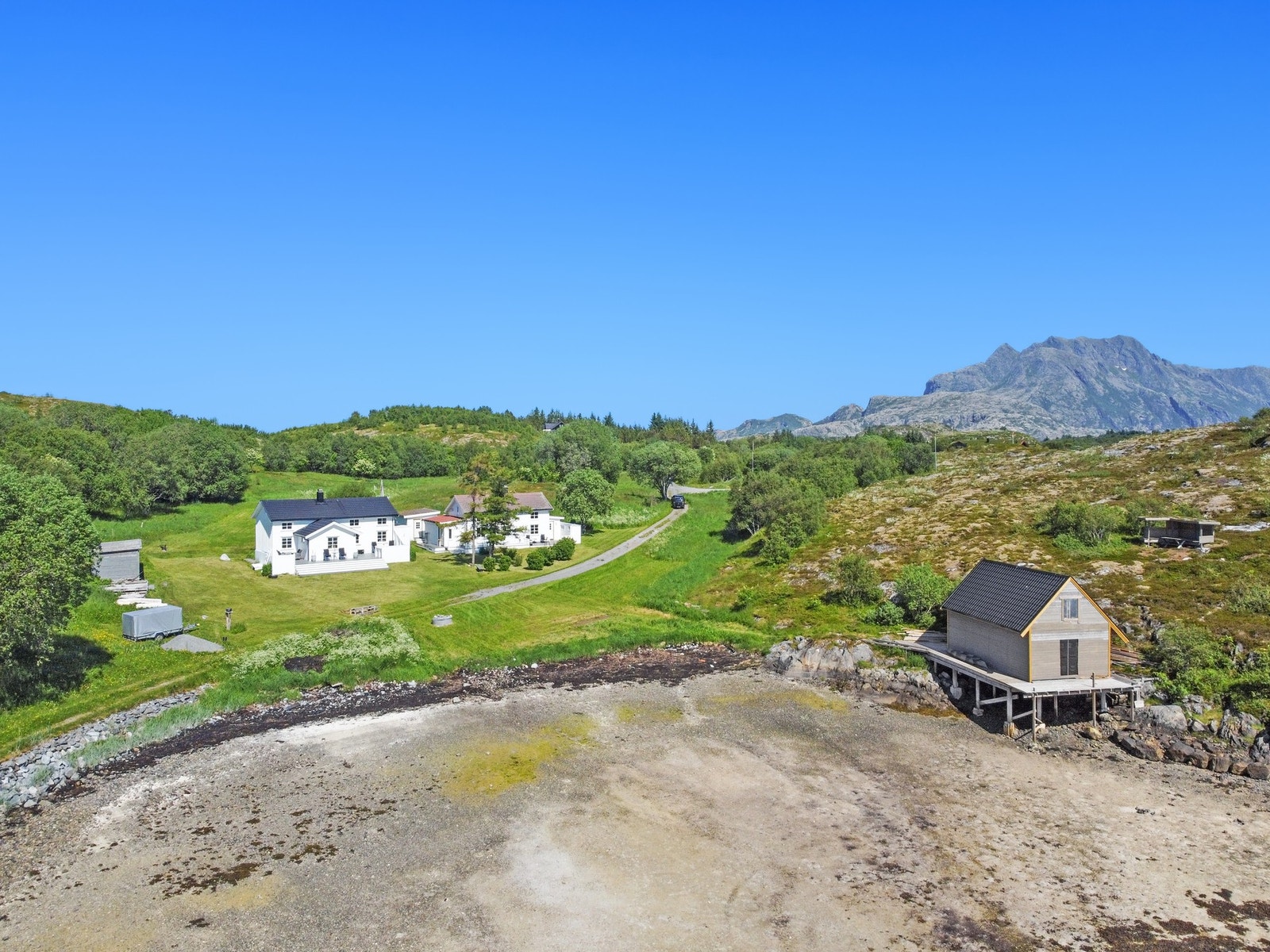Herøy er et eldorado for å utforske øyriket - Båt, fiske fra bergene eller bare nyte later dager på stranda. Galleribilde