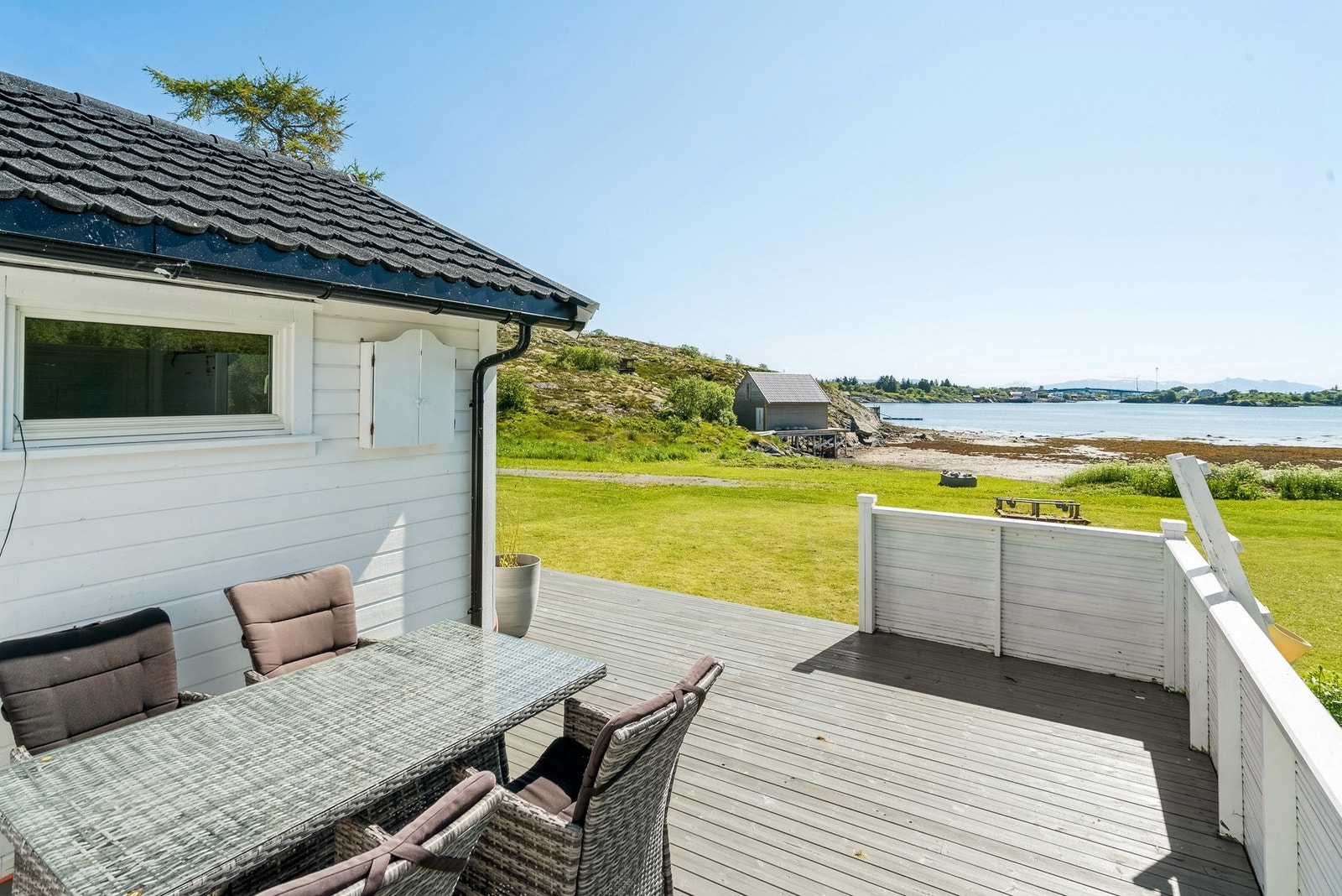 Fine utearealer og sol store deler av dagen - Nydelig utsikt mot havet og strandlinjen. Galleribilde