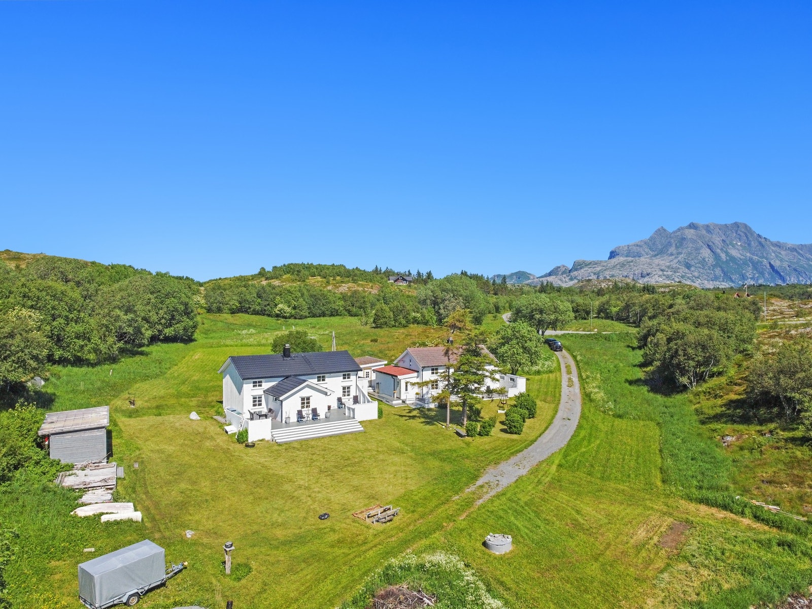 Karsvikveien 37 til venstre, Karsvikveien 35 til høyre. Begge eiendommene selges samlet. Galleribilde