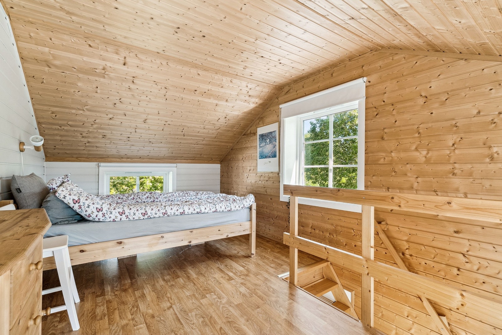 Dette soverommet ligger adskilt fra de andre og er det største soverommet. Det bemerkes at flere soverom har for små rømningsvinduer. Galleribilde