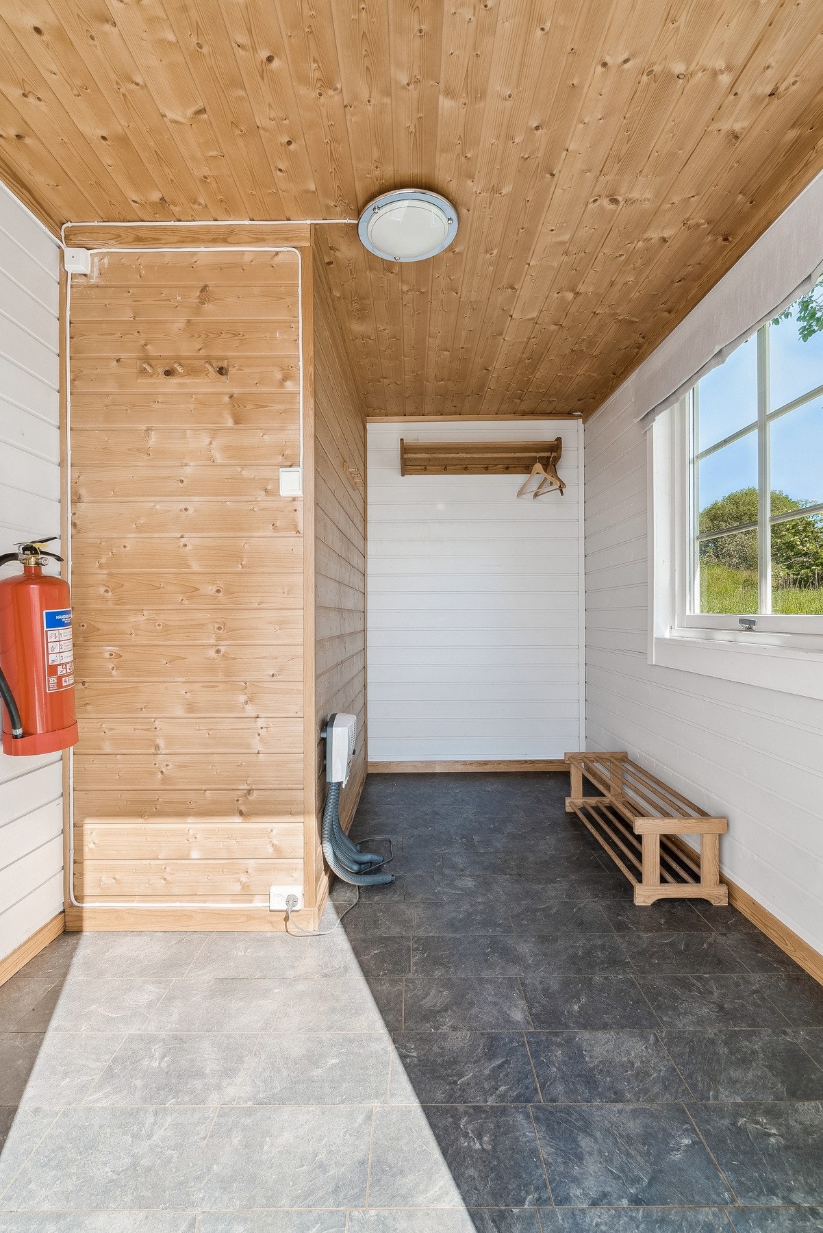 Romslig entré med gode oppbevaringsmuligheter . Galleribilde