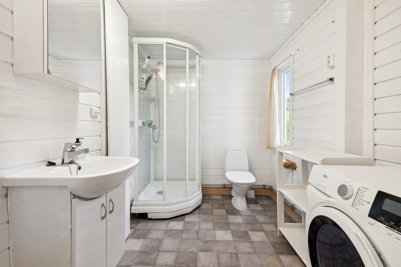 Baderommet er tilbygget mot vest - Her er det også opplegg for vaskemaskin Galleribilde