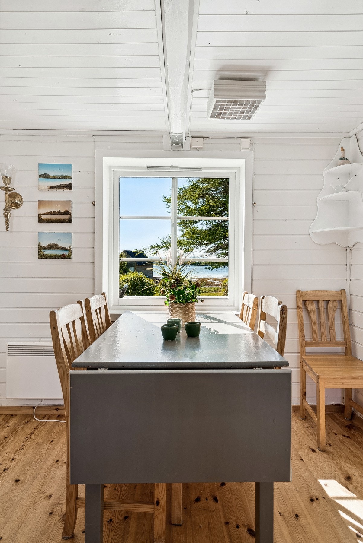 Kjøkkenet er lyst og fint med naturlig spiseplass under vindu Galleribilde