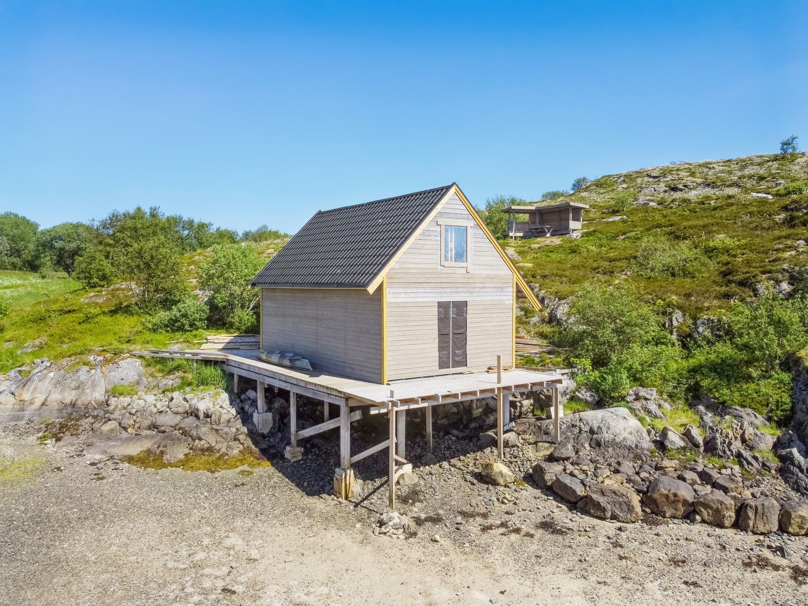 Naustet er bygget i 2016 - Noe arbeid gjenstår, les mer om dette i salgsoppgaven - Oppi lia er det bygget en koselig gapahuk hvor du kan sitte under tak å nyte utsikten over fjorden Galleribilde