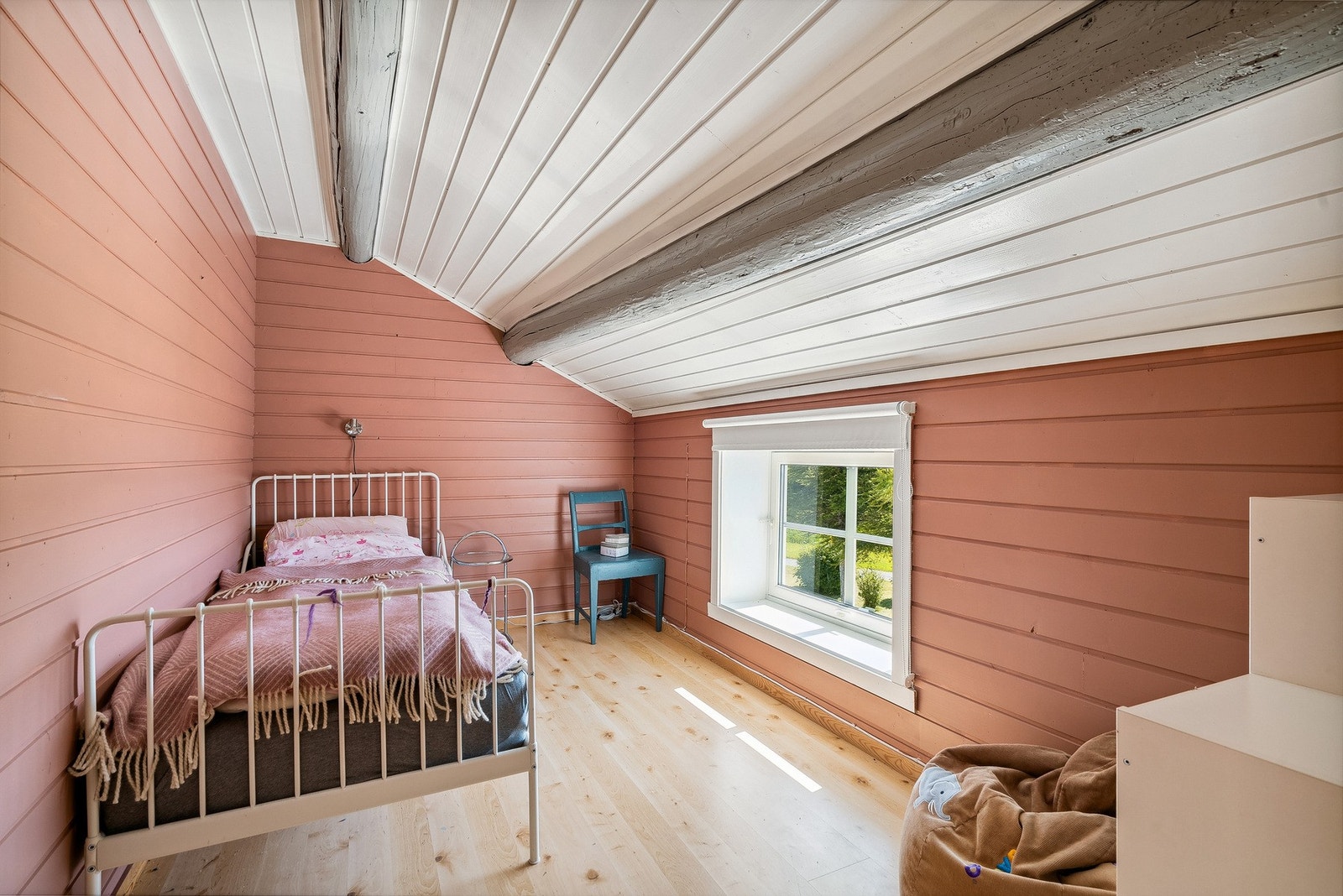 Loftetasjen har to trappeoppganger - Den ene oppgangen har adkomst til et soverom og den andre til de resterende 3 soverommene Galleribilde