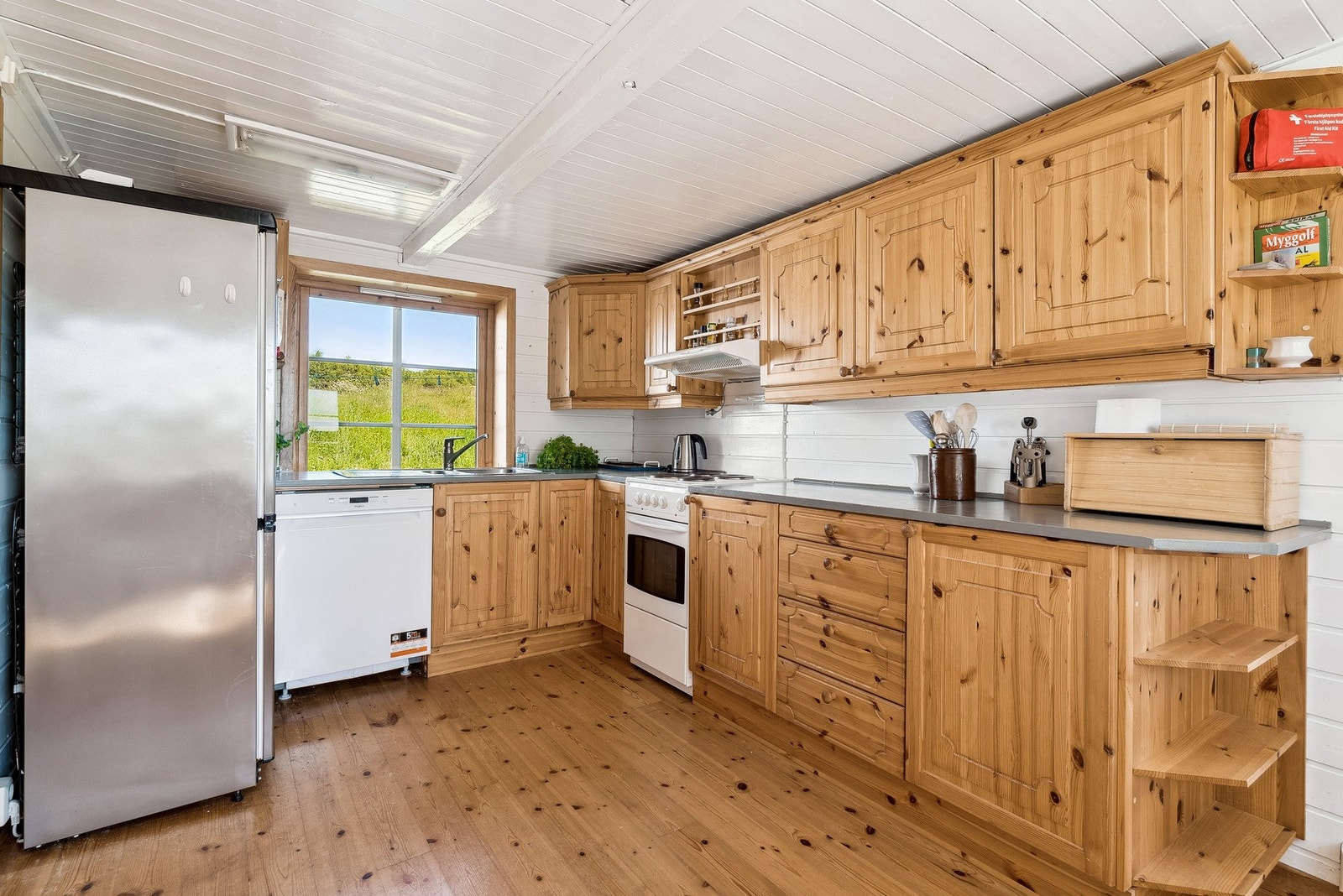 Solid heltrekjøkken og frittstående hvitevarer Galleribilde