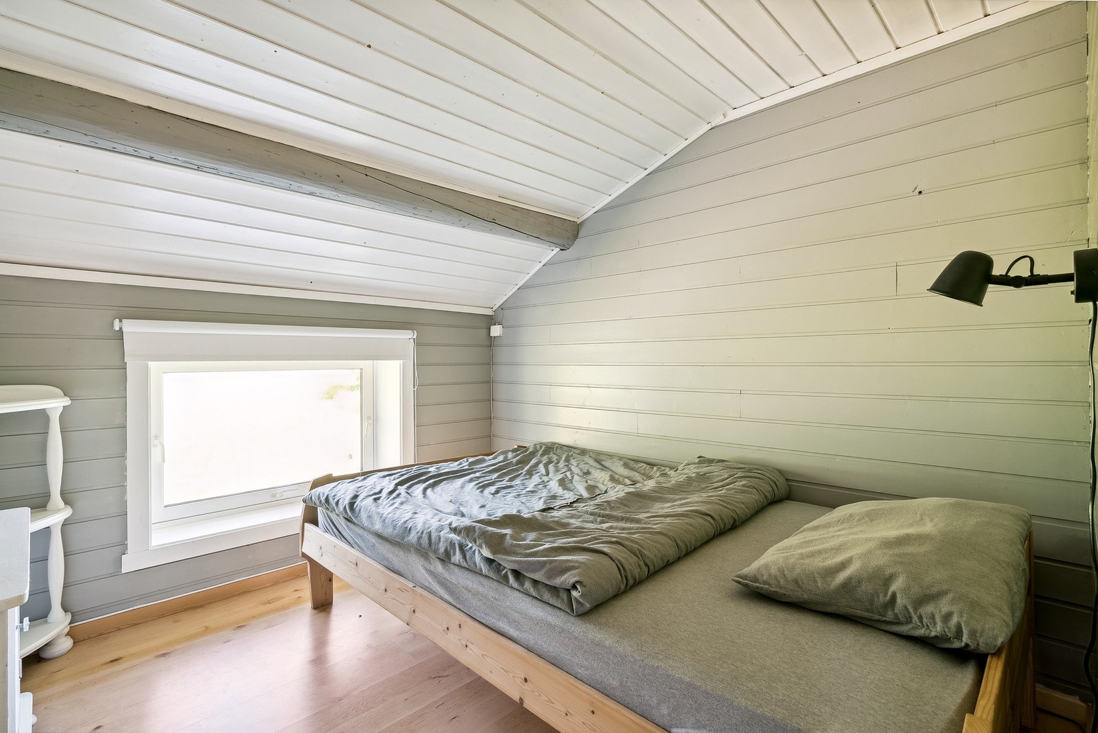 Enkelte rom har fått duse fine farger på veggene, mens noen enda har furupanelet eksponert. Det bemerkes at flere soverom har for små rømningsvinduer. Galleribilde