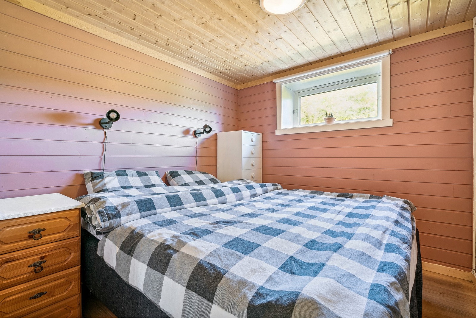 Hovedetasjen har ett soverom med fin størrelse - De andre ligger i loftetasjen. Det bemerkes at flere soverom har for små rømningsvinduer. Galleribilde