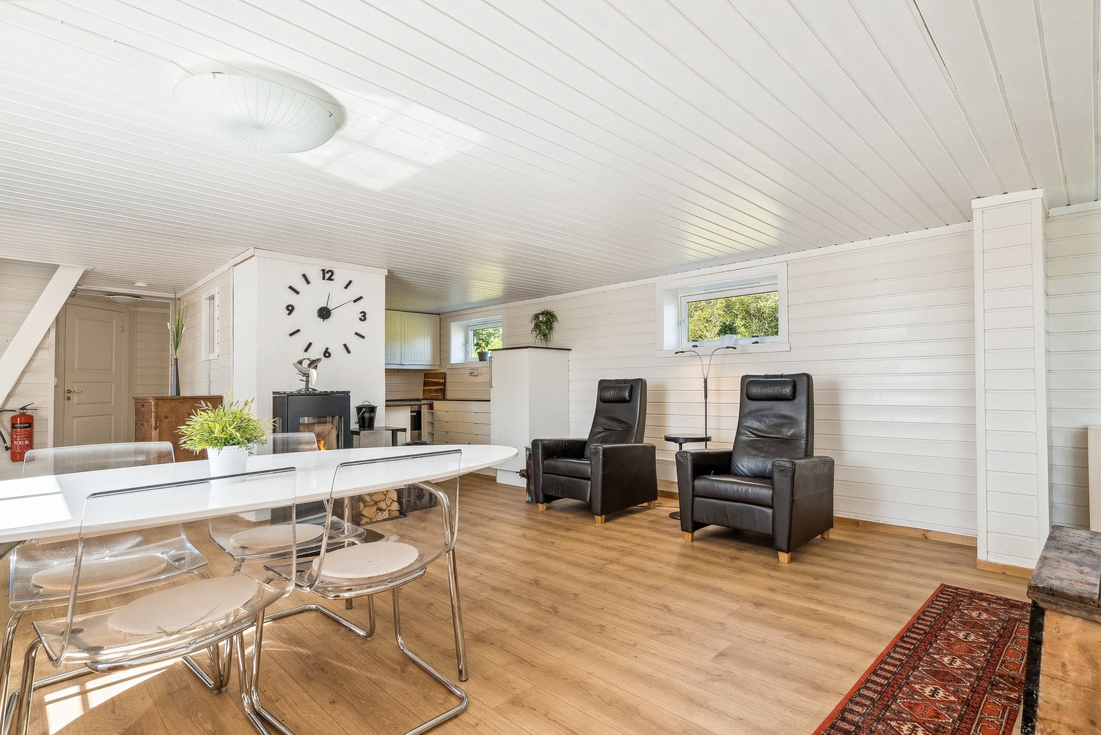 Åpen løsning mellom stue å kjøkken gir god kontakt mellom sonene. Galleribilde