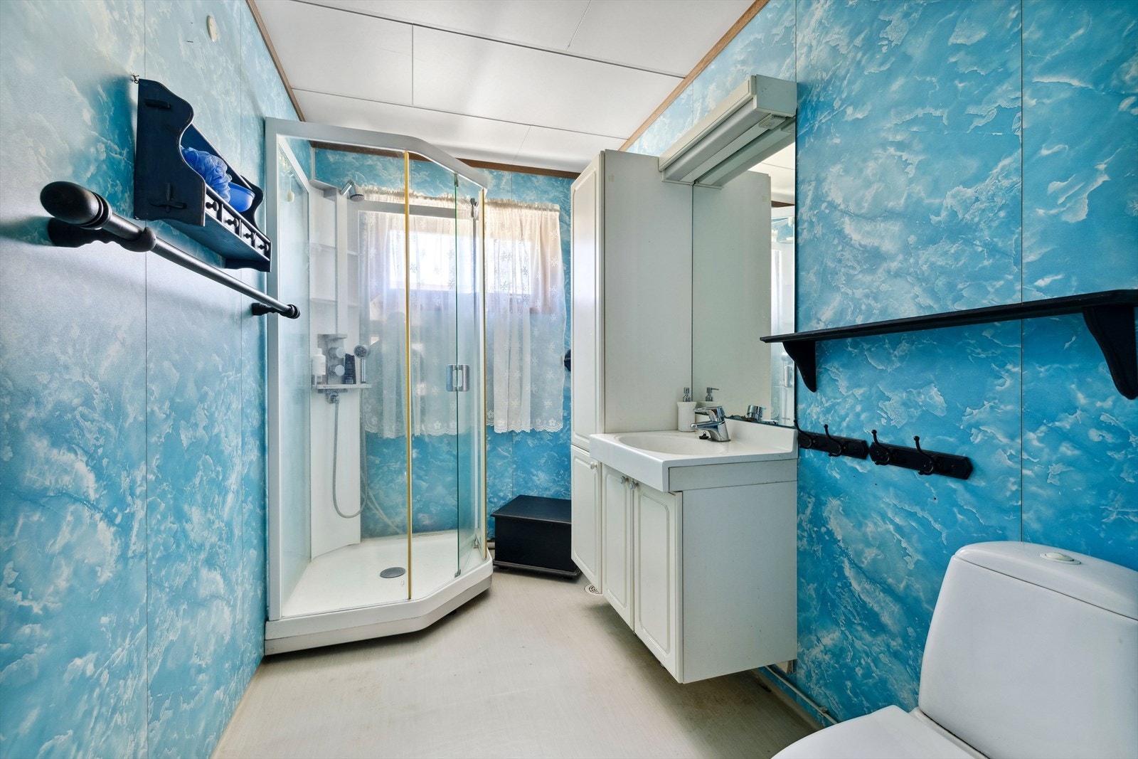 Badet har baderomdsplater på veggene, belegg på gulvet med varme i.
Badet er i fra byggeåret, og det må påregnes kostnader til oppgraderinger. Galleribilde