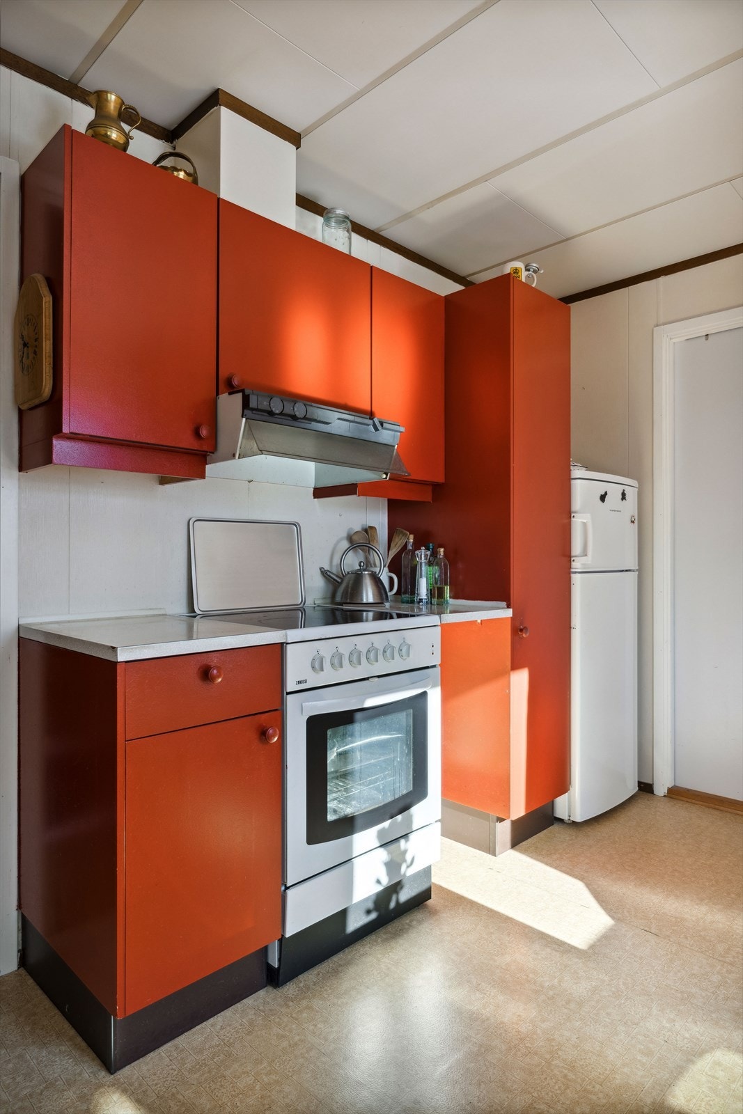 Kjøkkenet er avskilt fra stuen med inngang fra gangen. Kjøkkeninnredningen har laminerte skrog, glatte fronter og laminert benkeplate. Det er plass til frittstående hvitevarer.
Fra kjøkkenet kommer du til vaskerommet. Galleribilde