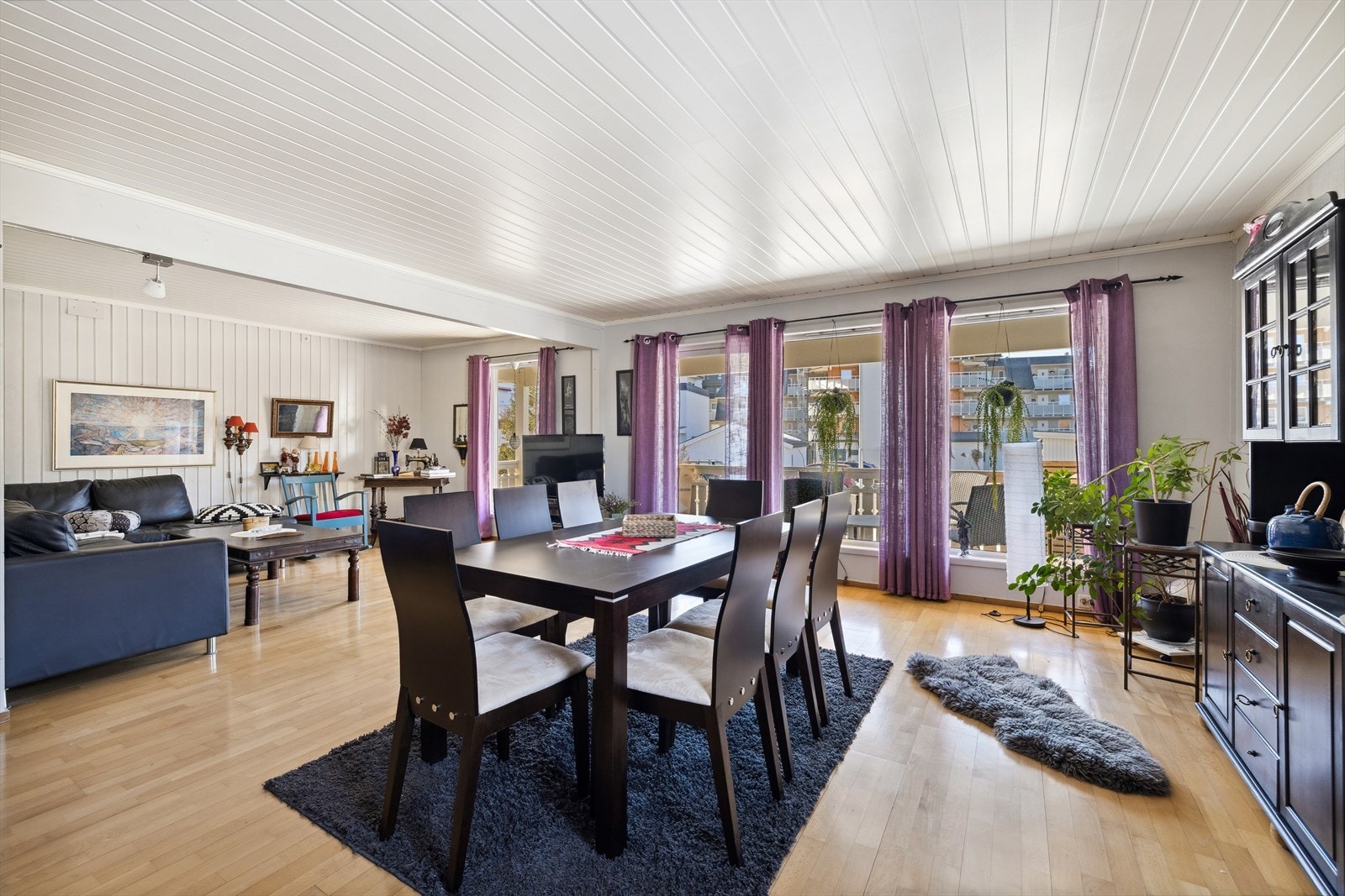 Stua er det naturlige oppholdsrommet for boligen og er et stort lyst og ifnt rom for både avkobling og hygge. Herifra
Fra stuen er det utgang til terrassen og hage. Galleribilde