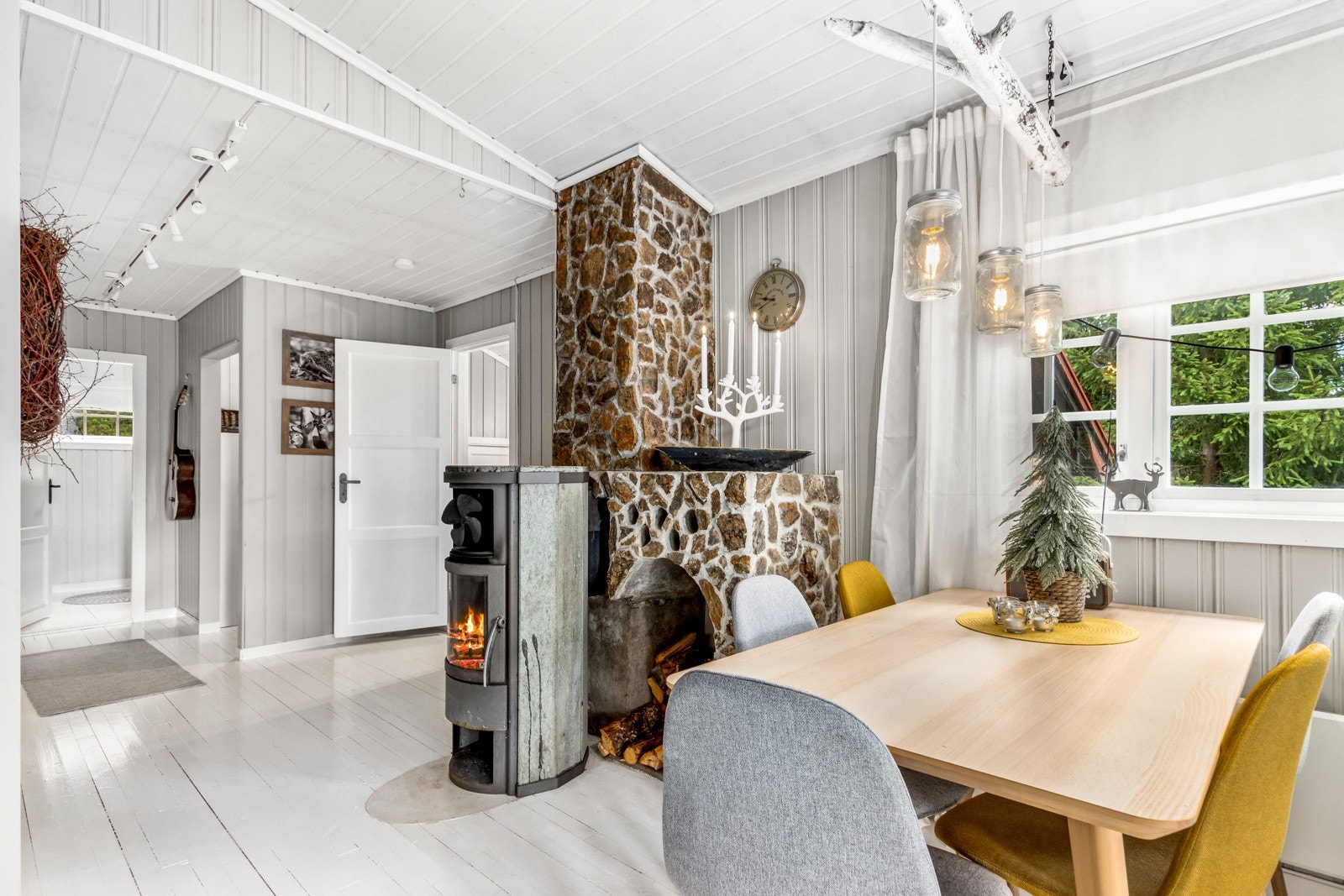 Hytta er holdt i lyse og tidsriktige farger Galleribilde