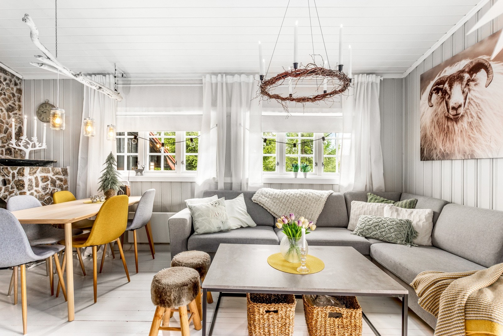 Godt med vinduer som slipper inn naturlig dagslys Galleribilde