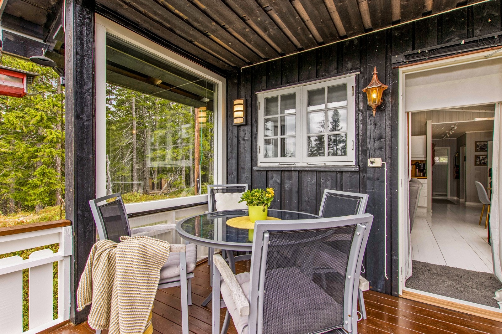 Delvis overbygd terrasse med gir rom for både lune og luftige sittegrupper Galleribilde