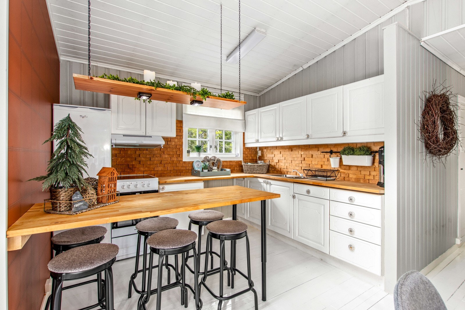 Lekkert kjøkken med smart barløsning Galleribilde