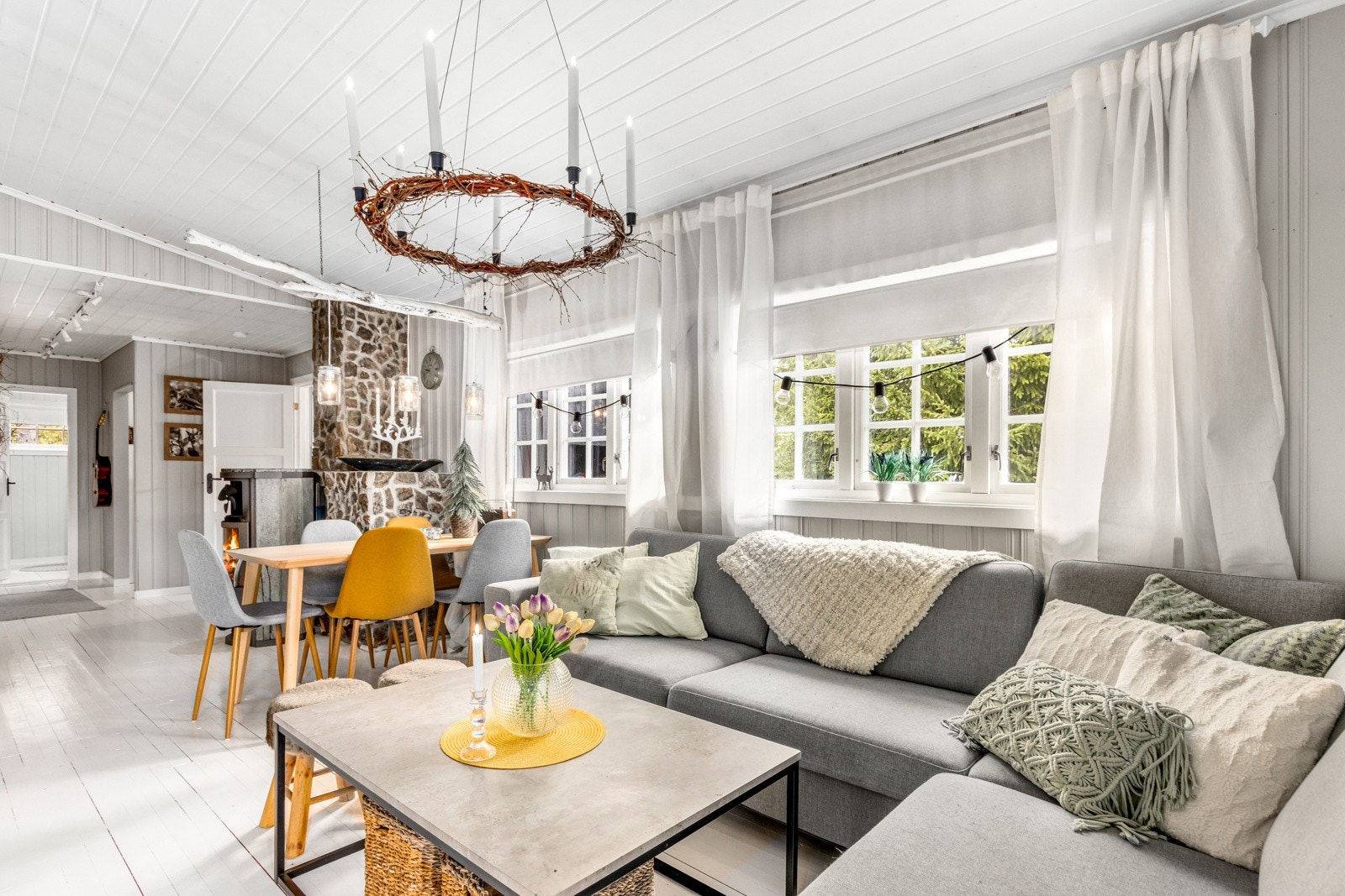 God plass til både sofaguppe og spisestue Galleribilde