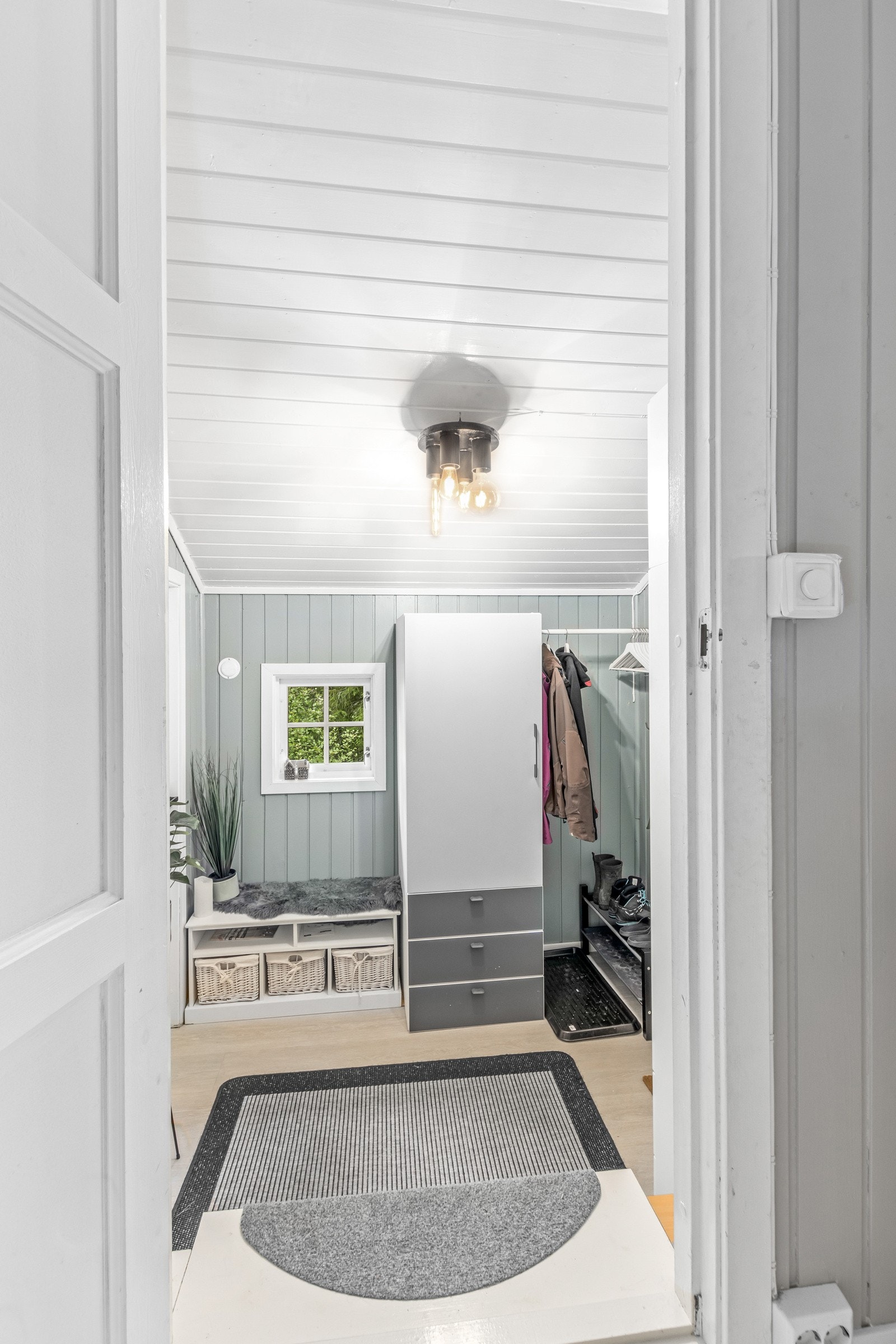 Meget trivelig inngangsparti med mye oppbevaring av yttertøy Galleribilde