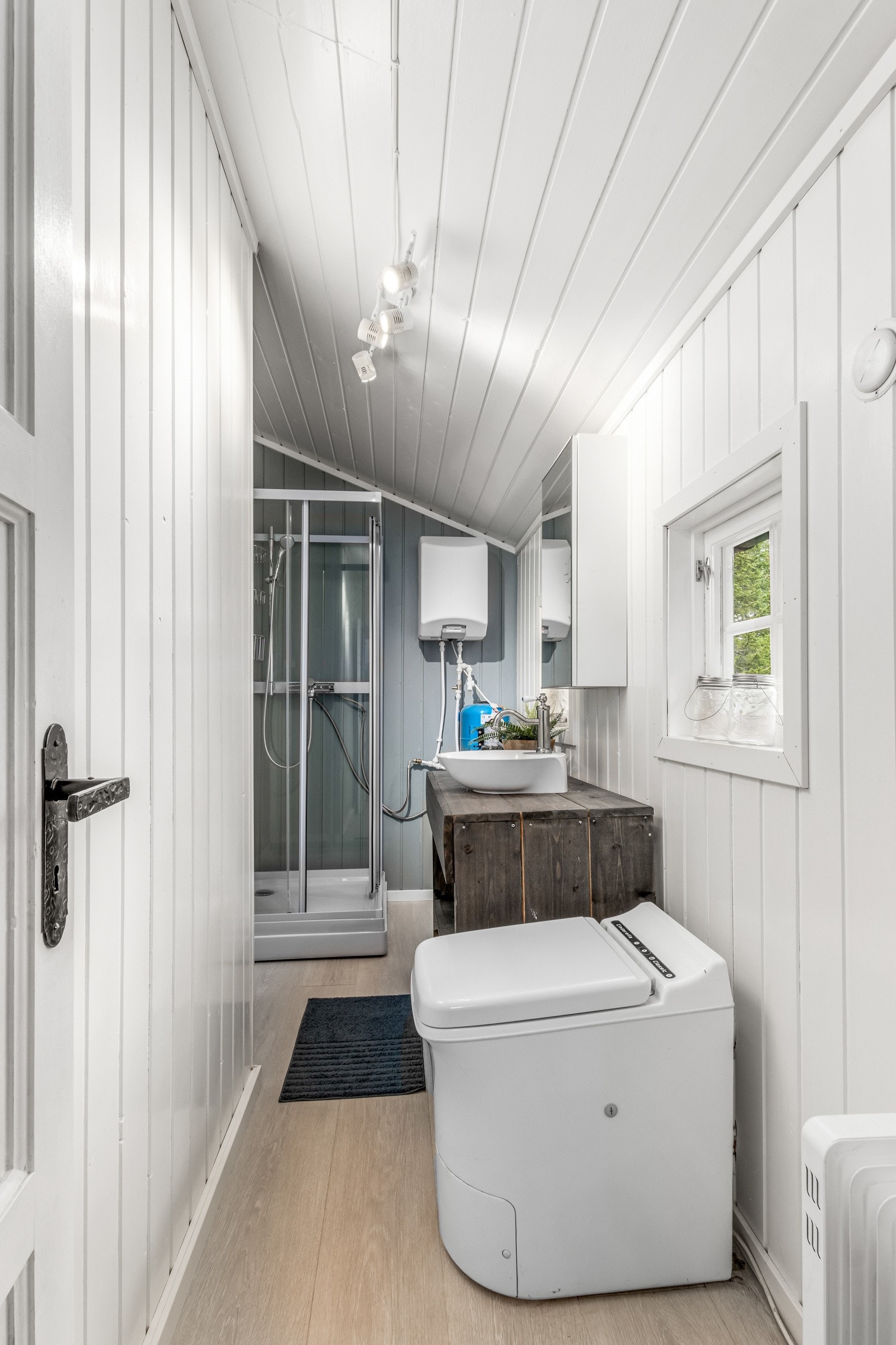 Bad med dusjkabinett, vask, speilskap og cinderella forbrenningstoalett Galleribilde