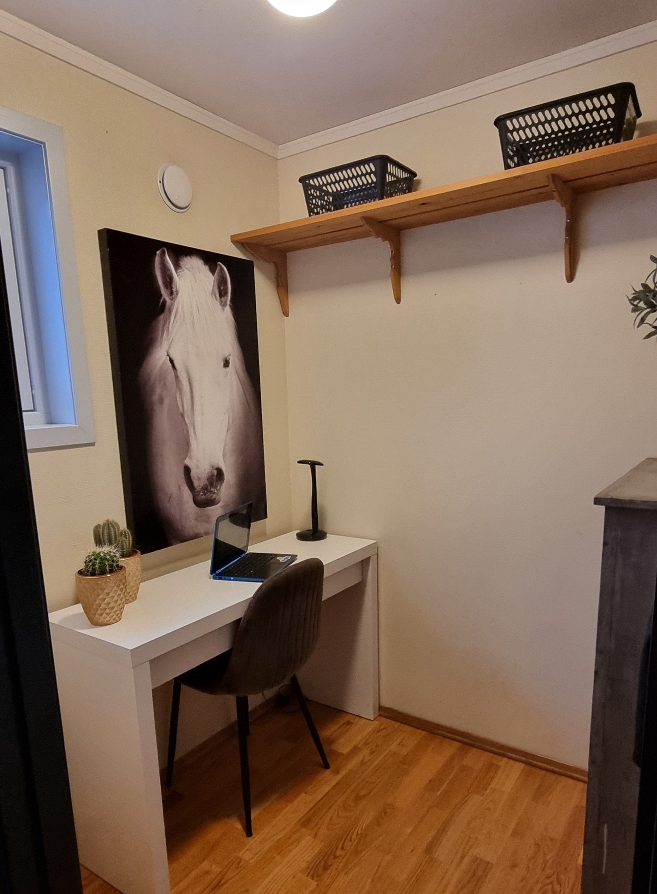 Innredet en kontorløsning i forbindelse med gangen. Alternativt et flott garderoberom. Privat bilde. Galleribilde