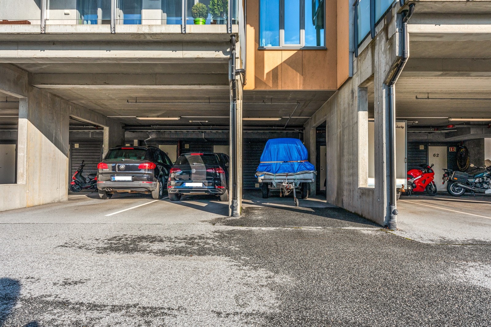 Fast parkeringsplass i carport Galleribilde