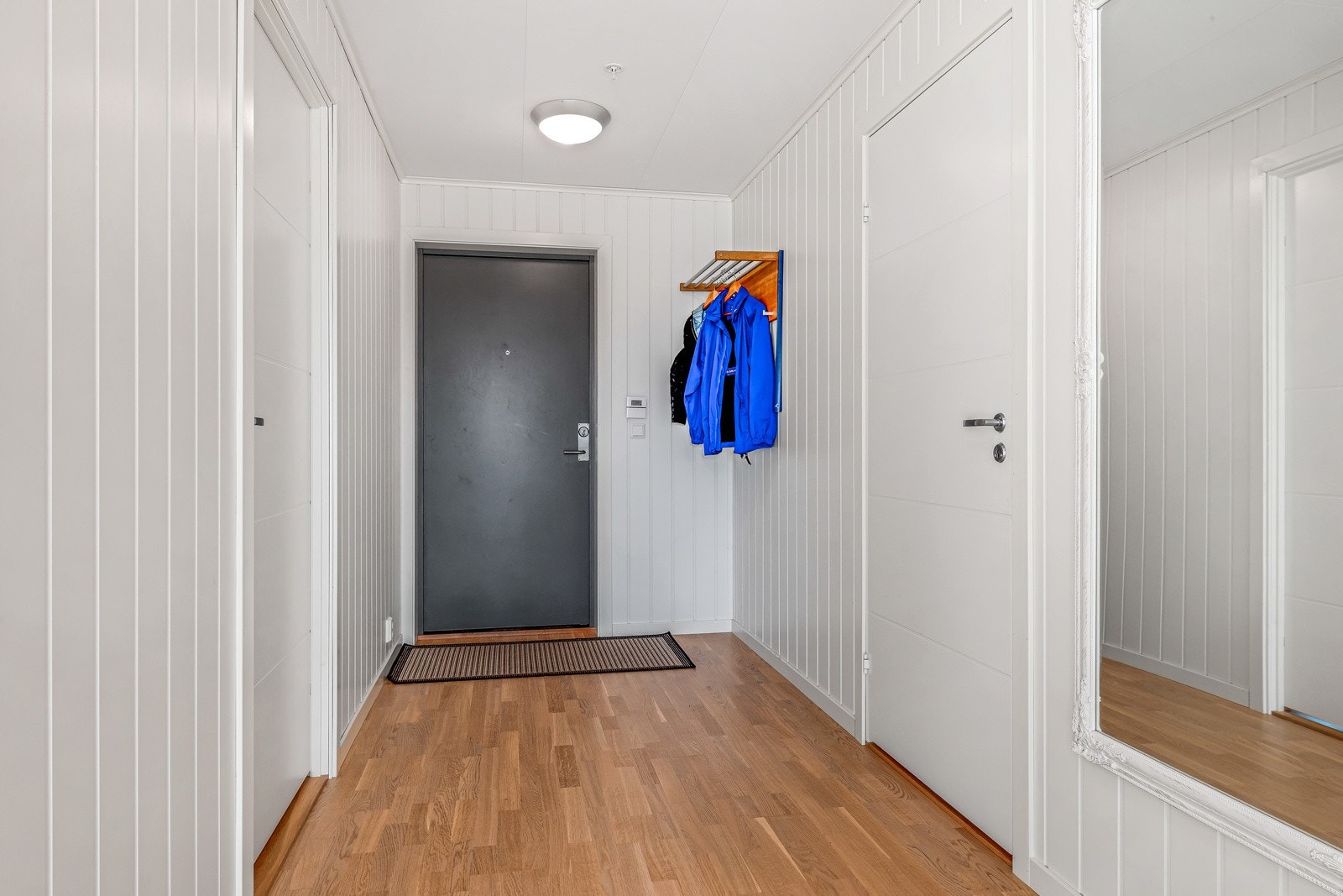 I entrèn kan du fint få plass til ein skyvedørsgarderobe Galleribilde