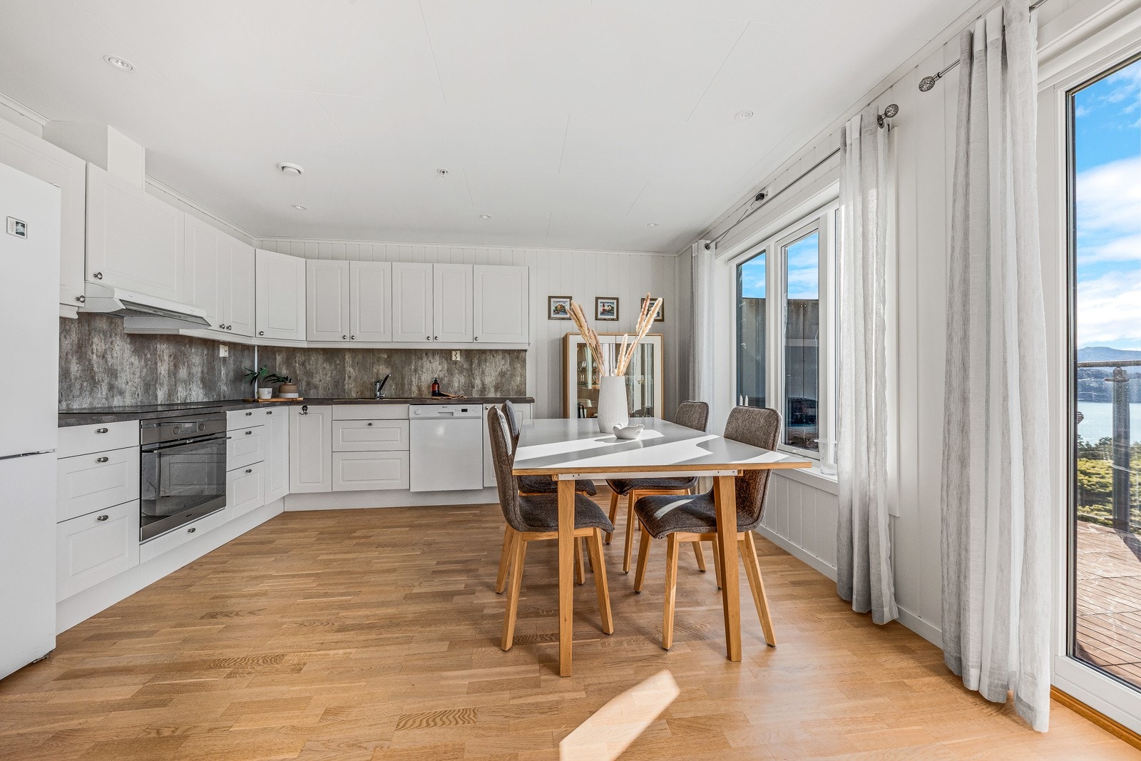 God plass til stor spisegruppe Galleribilde