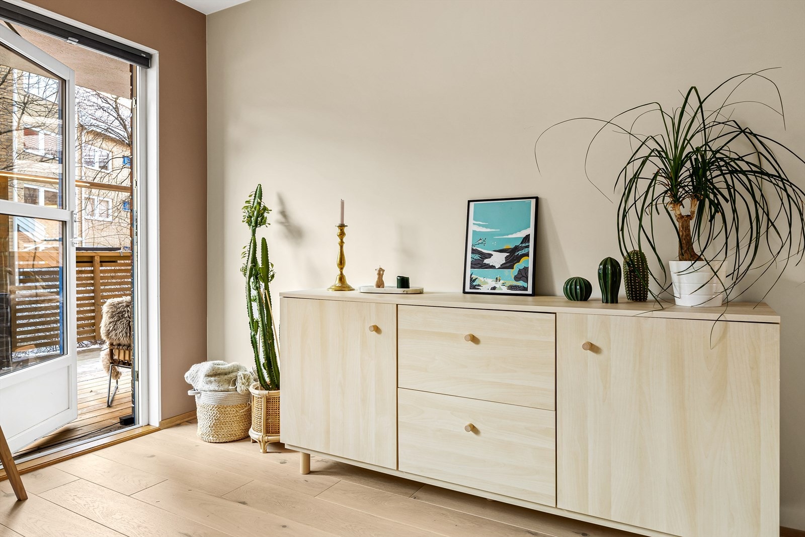 Fra stuen er det utgang til en nydelig sydvestvendt terrasse på hele 21m². Galleribilde