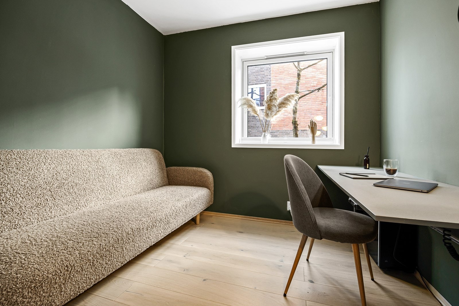 Soverom 2 er i dag innredet som hjemmekontor, men er perfekt som barnerom eller gjesterom. Galleribilde