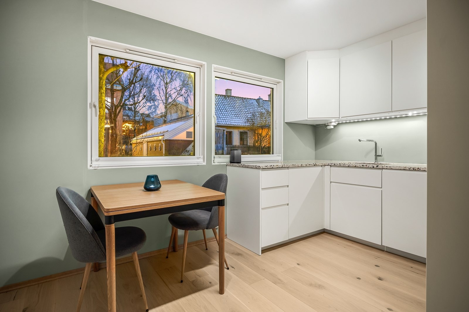 lyst moderne kjøkken med fronter fra proform. Det er god plass til et hyggelig spisebord. Galleribilde