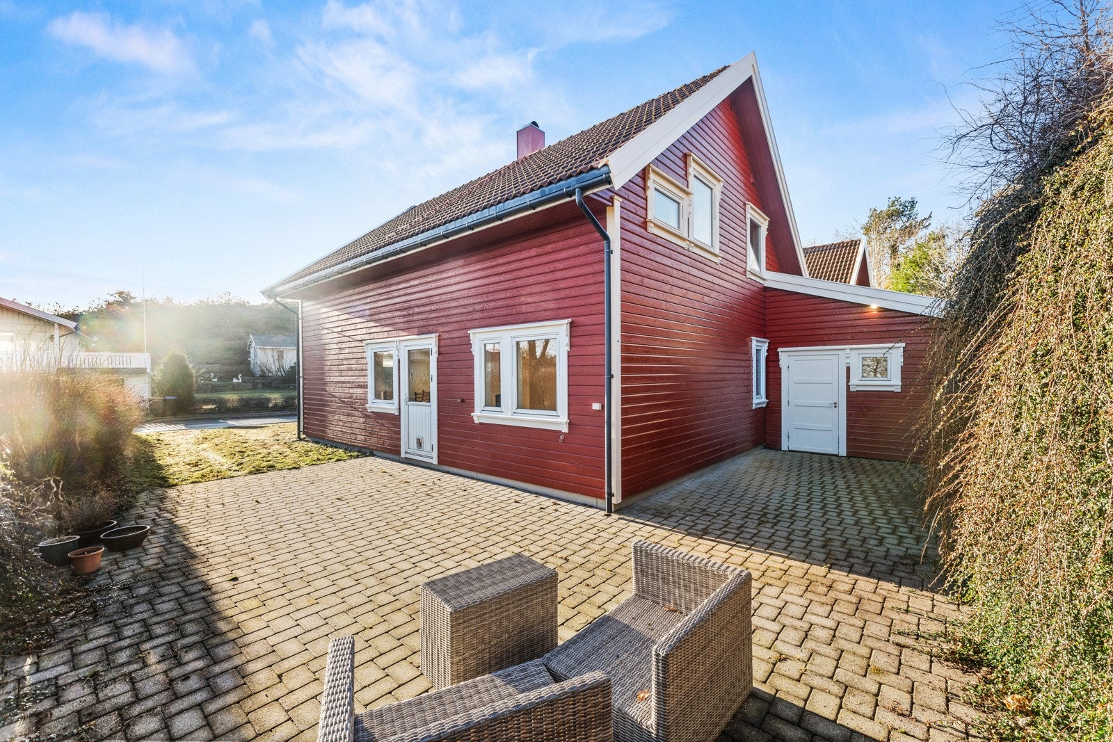 Solrik og lun uteplass Galleribilde