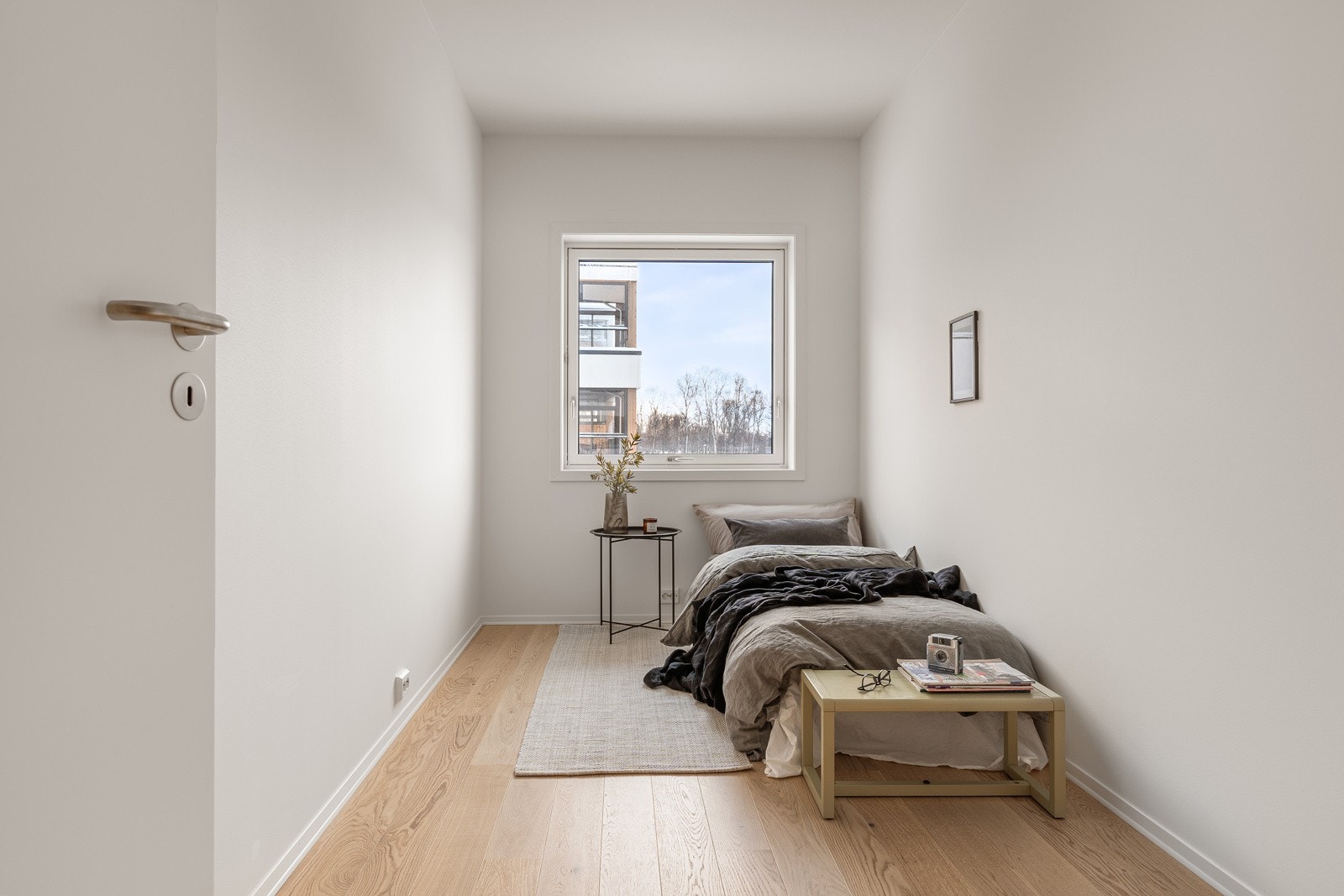 Alle soverommene har plass til stor seng og tilhørende nattbord. Galleribilde