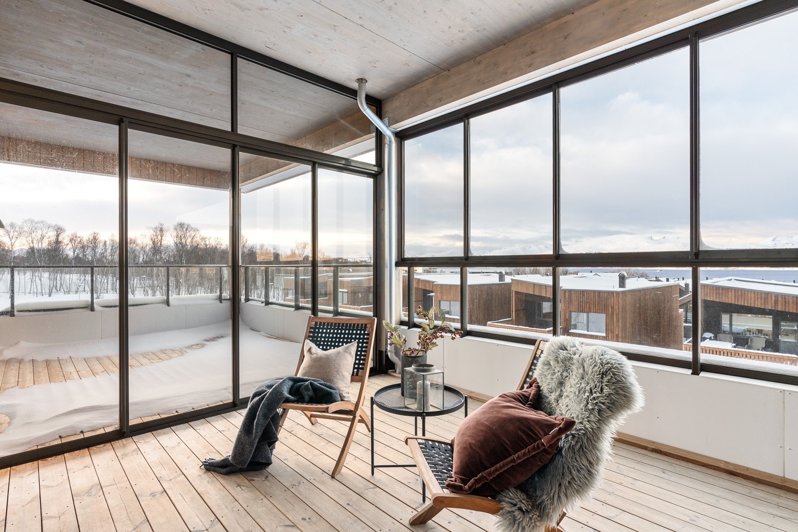 Leiligheten har stor veranda der halve delen er innglasset. Galleribilde