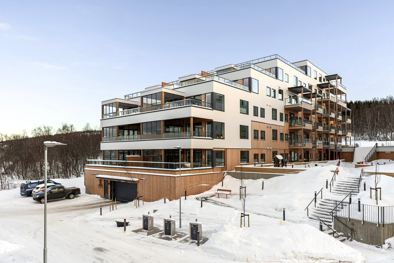 Fin beliggenhet i front av blokka, i 2. etasje. Galleribilde