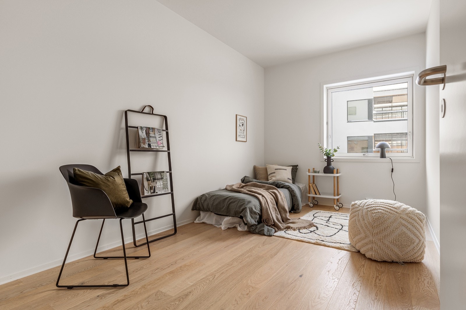 I tillegg er det plass til garderobeskap. Soverommene vender alle ut mot stille og rolige omgivelser. Galleribilde