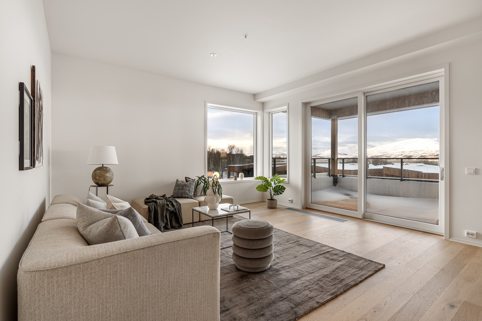 Stuen har god plass for både sofagruppe og spisebord. Galleribilde