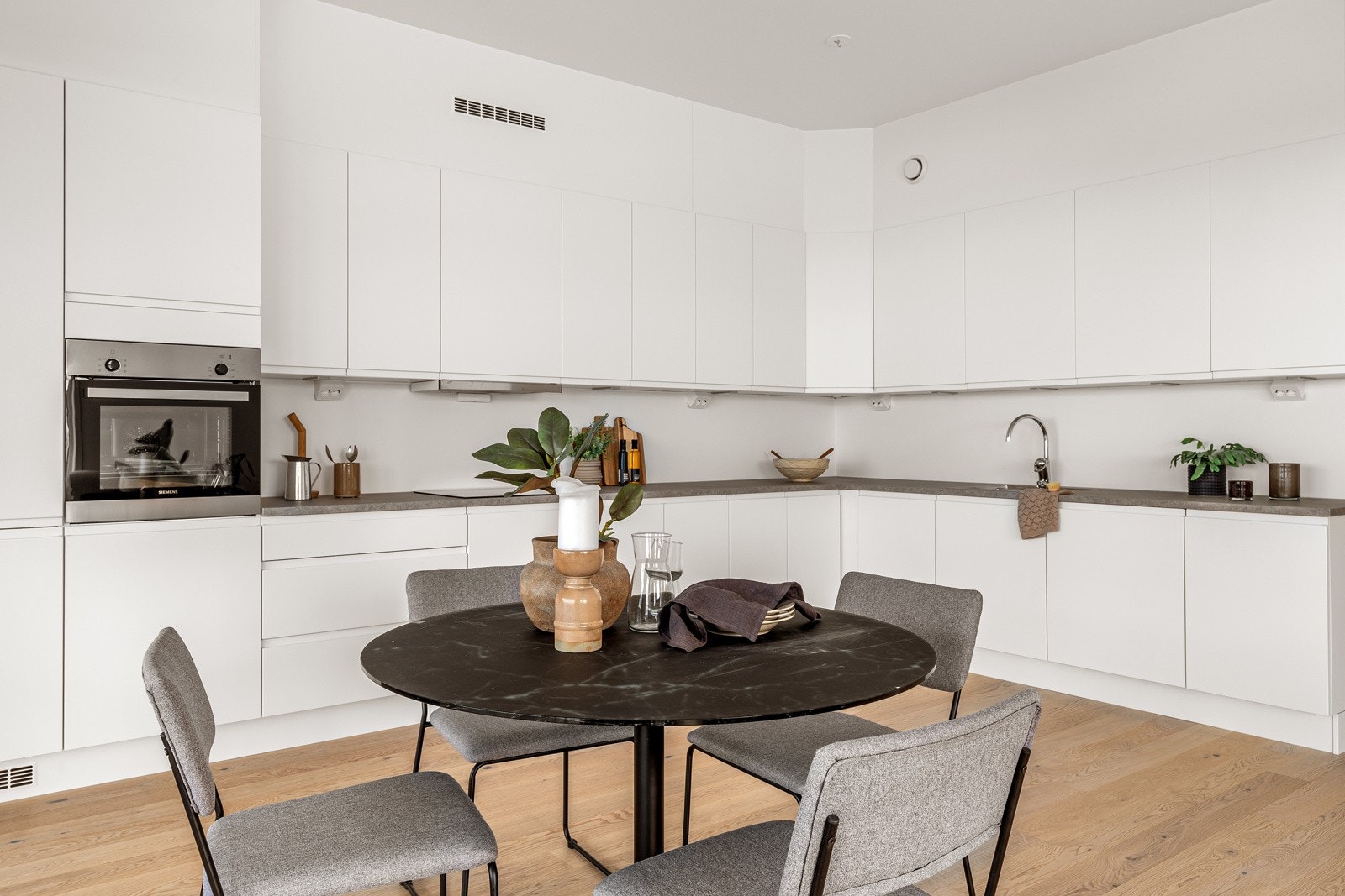 Alt du trenger av integrerte hvitevarer som stekeovn, platetopp, oppvaskmaskin og kombiskap med kjøl/frys. Galleribilde