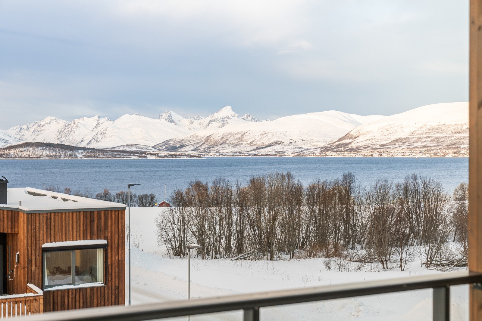 Leiligheten byr på flere etterspurte kvaliteter som bl.a. god planløsning, moderne standard, samt strålende sol- og utsiktsforhold. Galleribilde