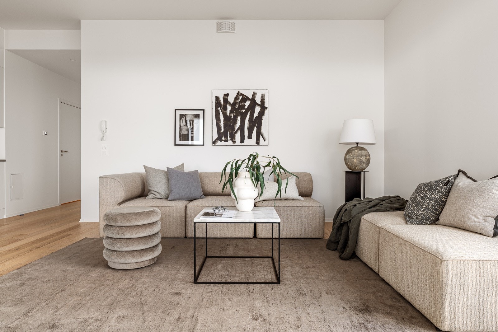 Leiligheten er varmet opp via vannbåren varme og har i tillegg balansert ventilasjon med varmegjenvinning. Galleribilde