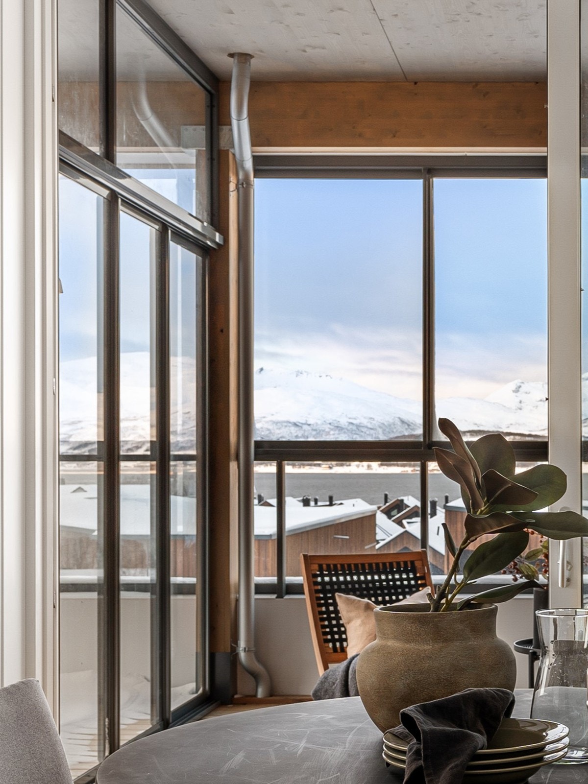 En helt ny og moderne 4-roms frontleilighet fra 2023 med garasjeplass og strålende sol- og utsiktsforhold. Galleribilde