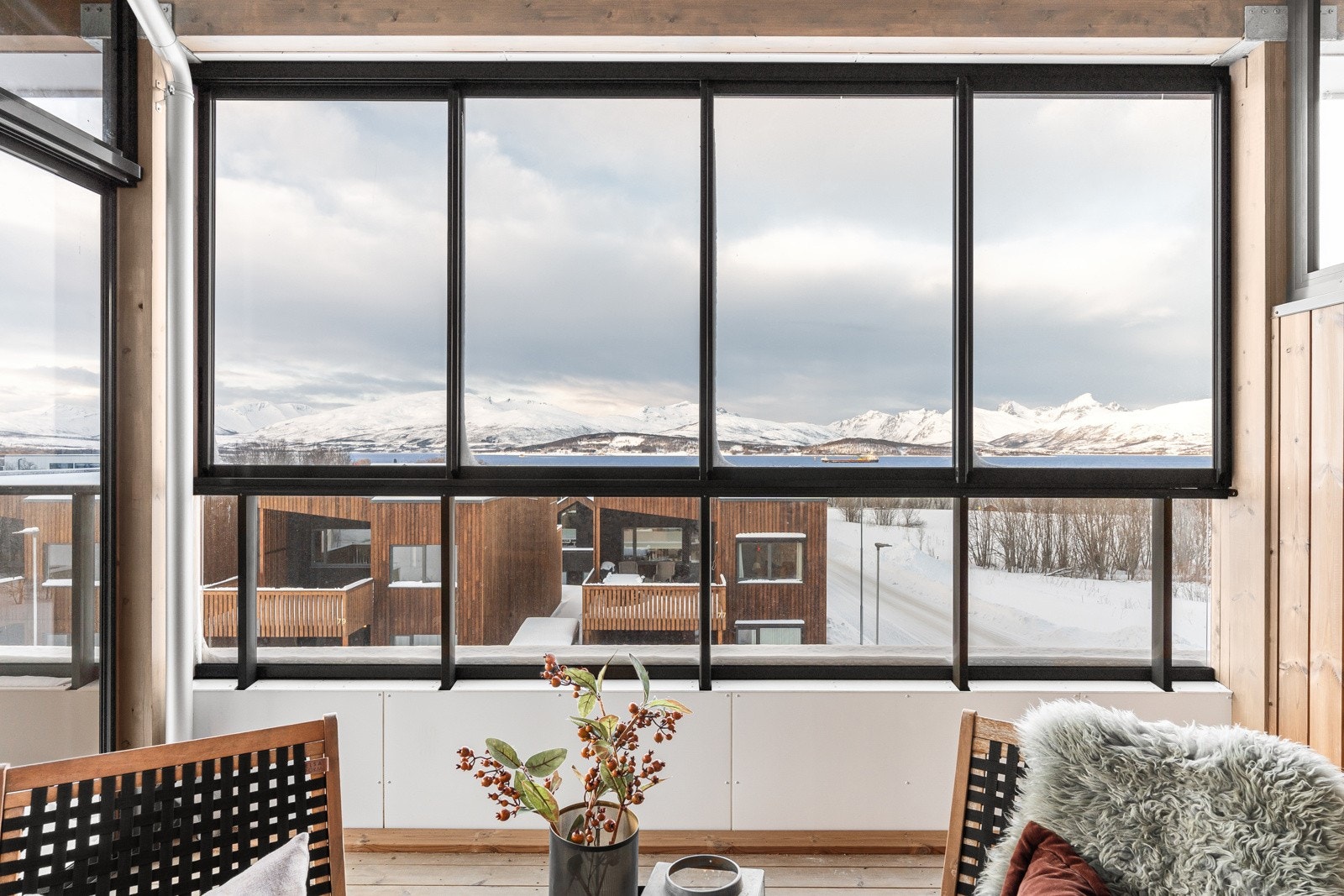 Vinduene kan skyves til side og åpnes opp. Det gjelder både utover og "mellom" verandaene. Galleribilde