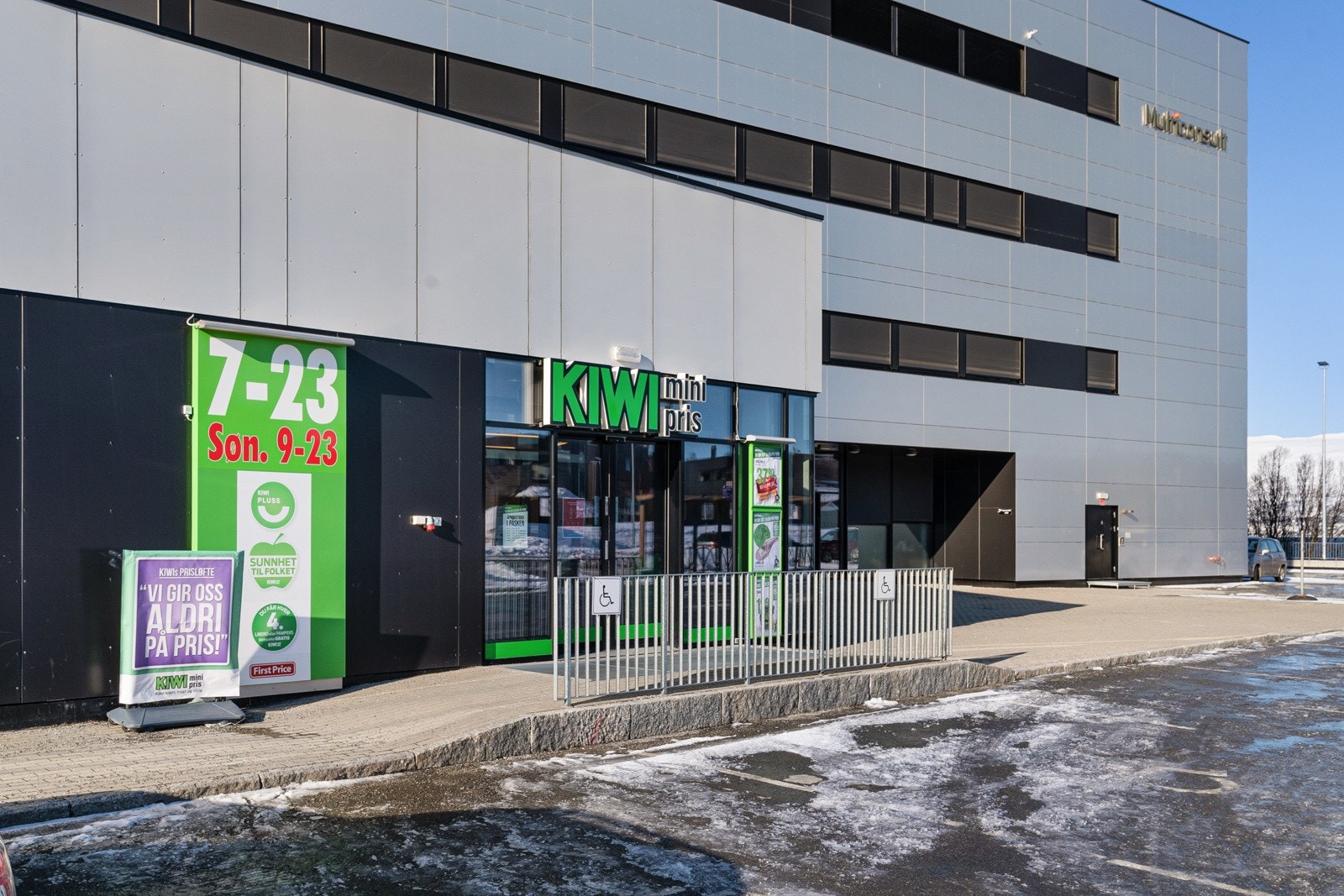 Fra leiligheten har du kort gåavstand til bl.a. søndagsåpen dagligvare, skole, barnehage og treningssenter. Galleribilde