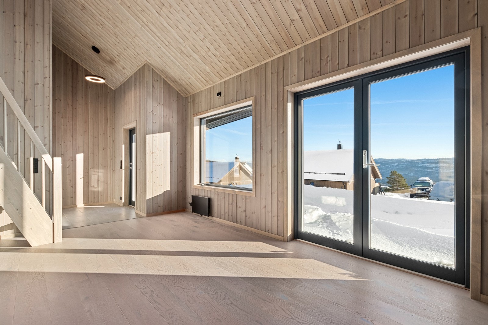 Store vindusflater slipper inn masse lys. Galleribilde