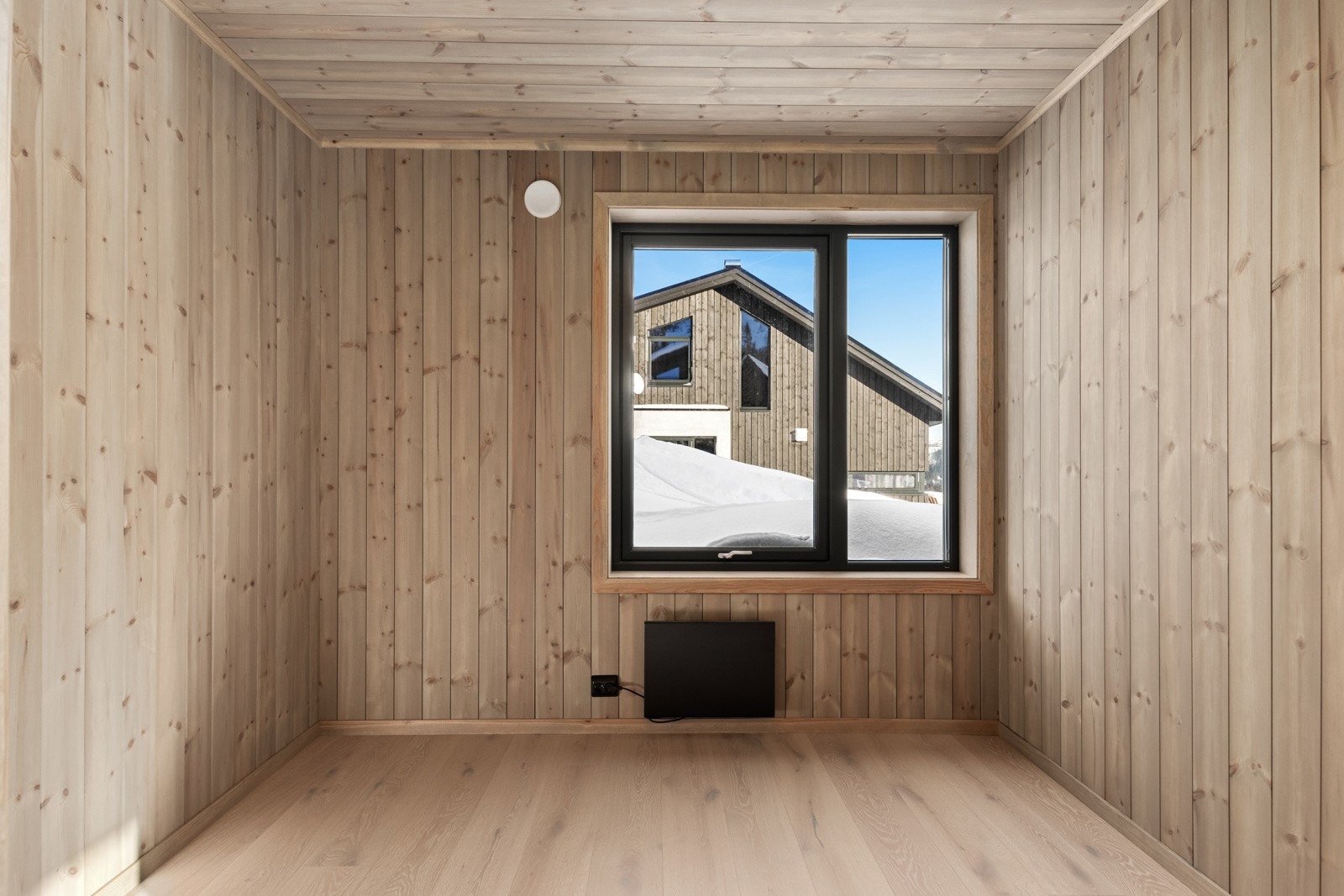 1 av totalt 4 soverom. Soverommene er hhv 6, 6, 7,5 og 7,5 m² og har plass for seng og garderobe. Galleribilde