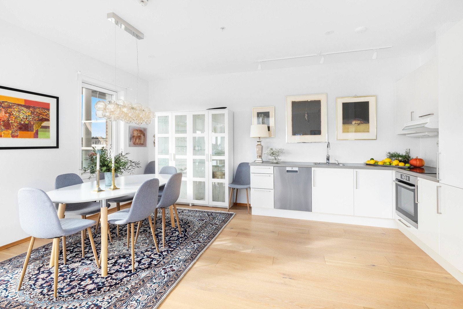Åpen kjøkkenløsning med god plass til spisestue Galleribilde