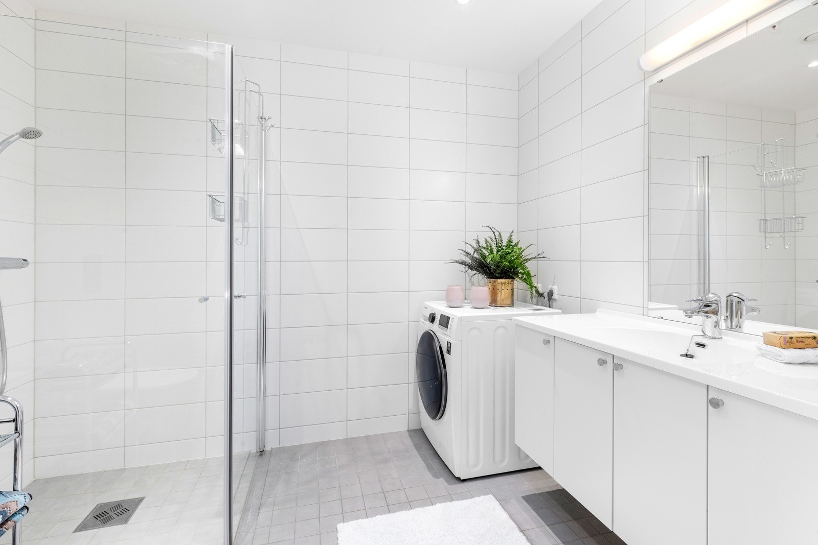 Pent flislagt bad med opplegg til vaskemaskin Galleribilde