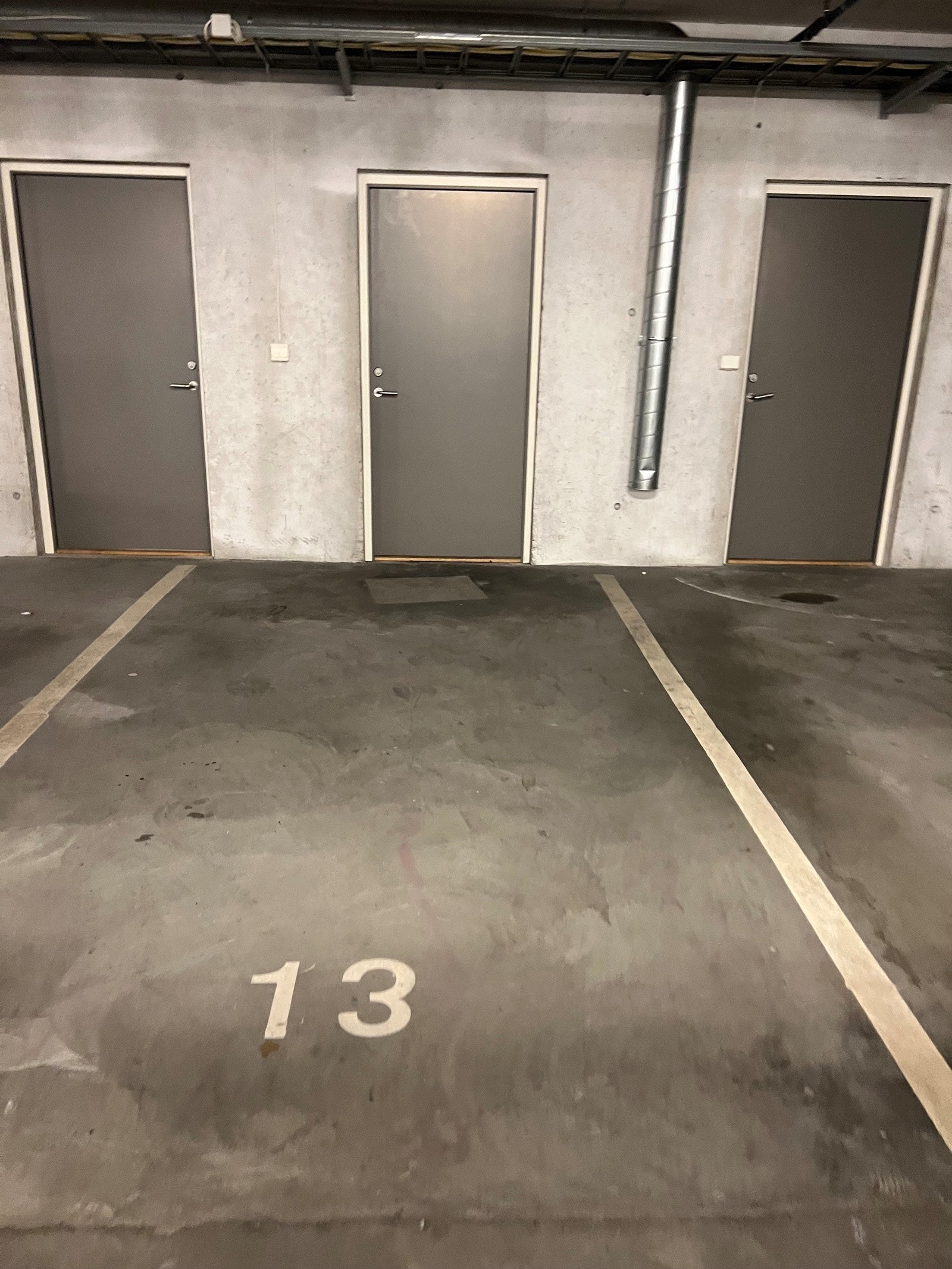 Fast p-plass og bod i kjeller Galleribilde