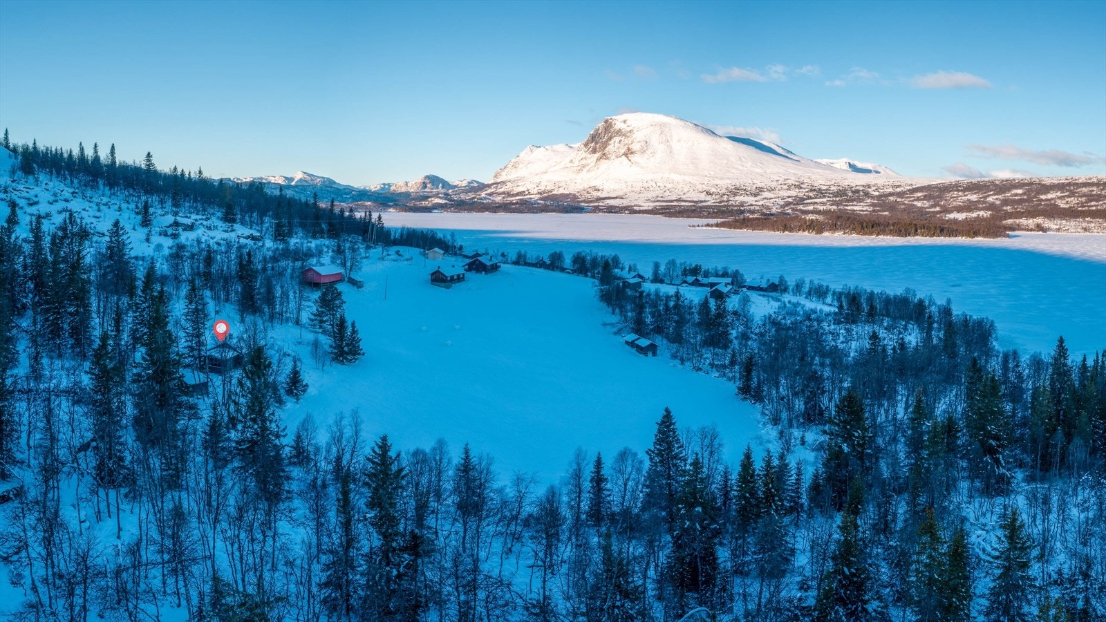 Nydelig utsikt mot Skogshorn og over Storevatn Galleribilde