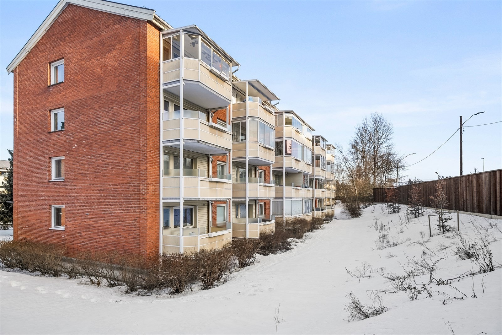 Borettslaget har 49 oppstillingsplasser langs Ulvenveien og øverst i Karl Staaffs vei. Disse kan leies av borettslaget. Alle plassene har ladeboks eller mulighet for montering. Galleribilde